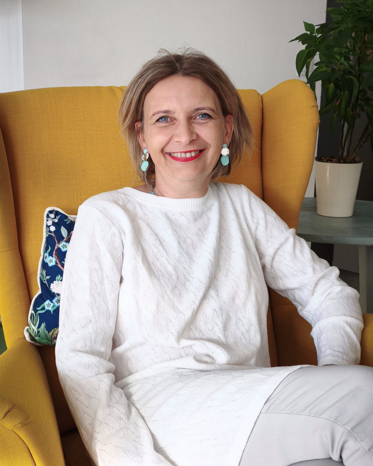 Ráb Orsolya portré a sárga fotelben