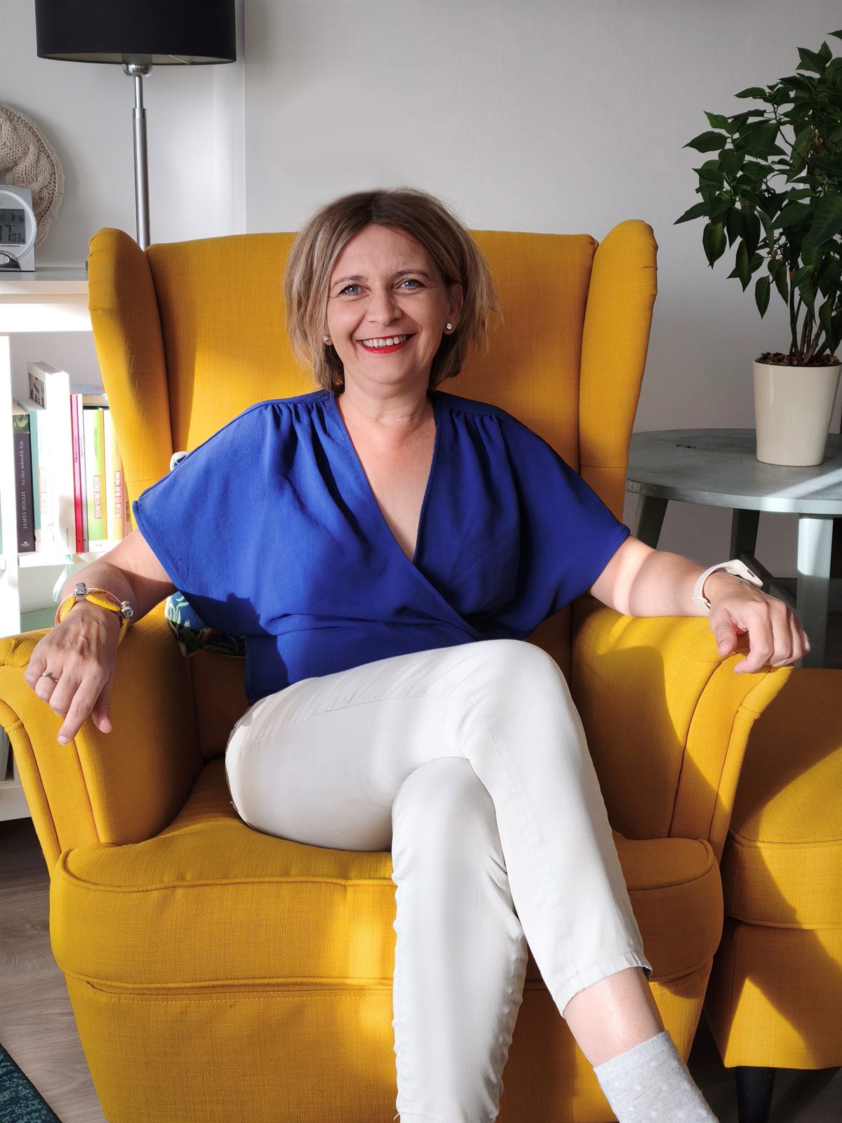 Ráb Orsolya a sárga fotelben