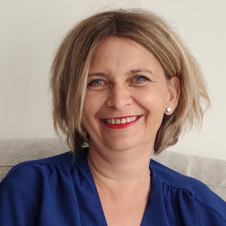 Ráb Orsolya mosolyogva